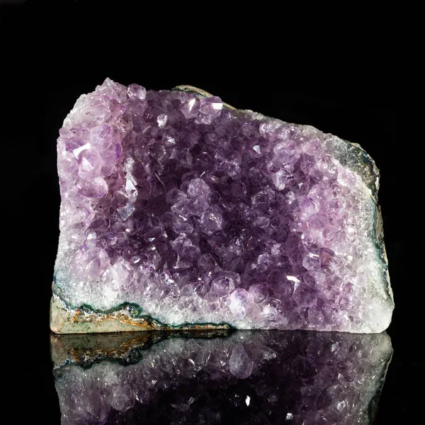 Amethyst Rock Fekete Fényvisszaverő Háttér — Stock Fotó