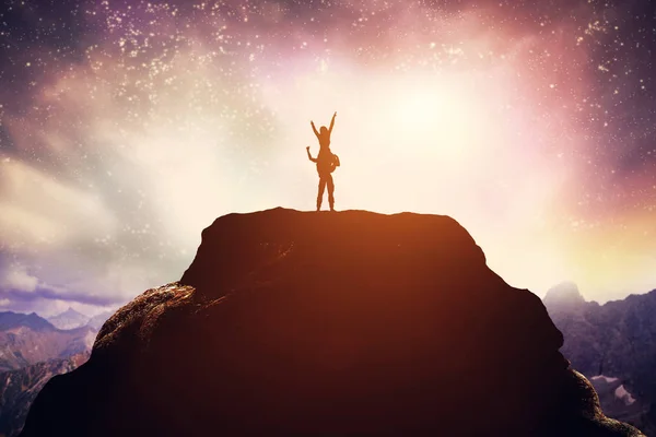 Joyful Couple Standing Peak Mountain — Stock Photo, Image