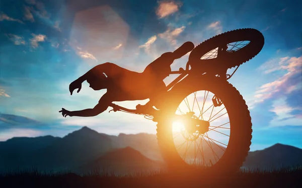 Silhouette Dello Sportivo Che Cade Dalla Bici Montagna — Foto Stock