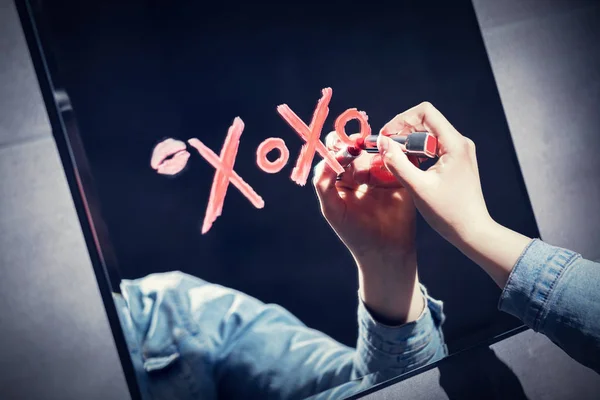 Mulher Escrevendo Xoxo Espelho Com Batom Vermelho — Fotografia de Stock