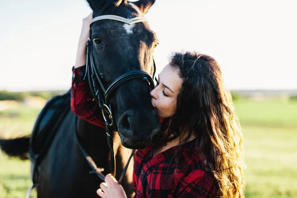 Νεαρό Κορίτσι Φιλί Άλογα Ρύγχος Συγκόλληση Του Ανθρώπου Και Των — Φωτογραφία Αρχείου