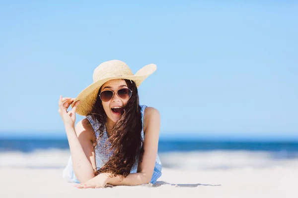 Menina Bonita Deitada Praia Usando Chapéu Óculos Sol Banho Sol — Fotografia de Stock