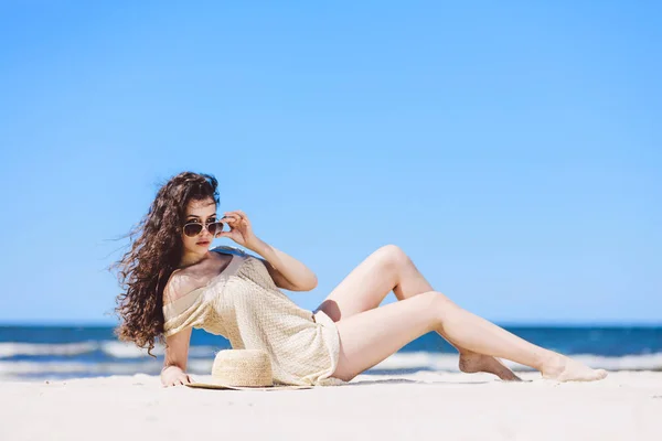 躺在沙滩上戴着墨镜的年轻漂亮女子 日光浴 — 图库照片