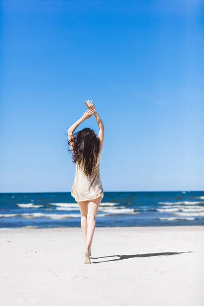 Vue Arrière Jeune Fille Marchant Sur Plage Les Mains Air — Photo