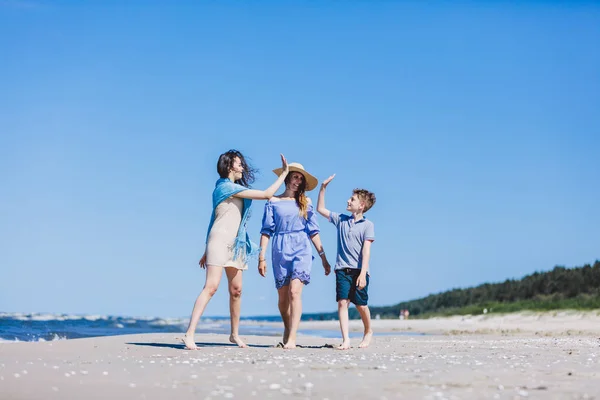 Mutter Mit Kindern Die Heißen Sommertagen Auf Dem Meer Spazieren — Stockfoto