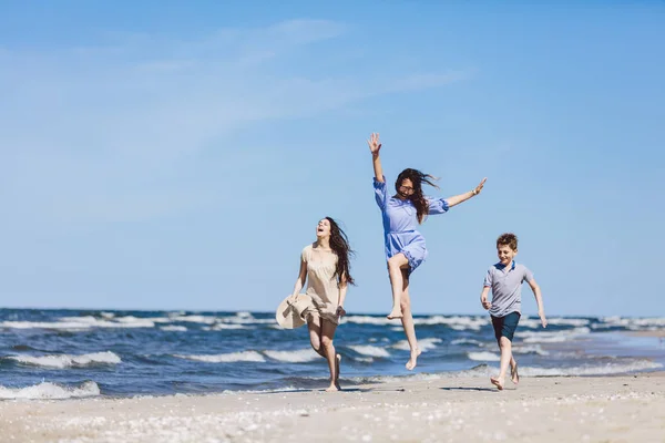 Mutter Und Kinder Springen Hoch Strand Familienurlaub Bindung — Stockfoto