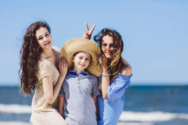 Mamma Figlia Ragazzo Con Cappello Paglia Che Aggirano Sulla Spiaggia — Foto Stock