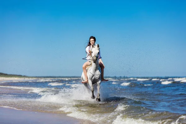 Menina Montando Cavalo Branco Mar Com Água Salpicando Redor — Fotografia de Stock