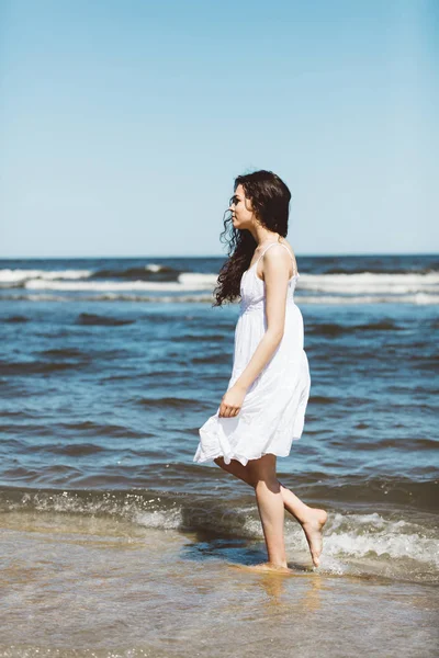 Девушка Белом Платье Прогуливается Берегу Моря — стоковое фото