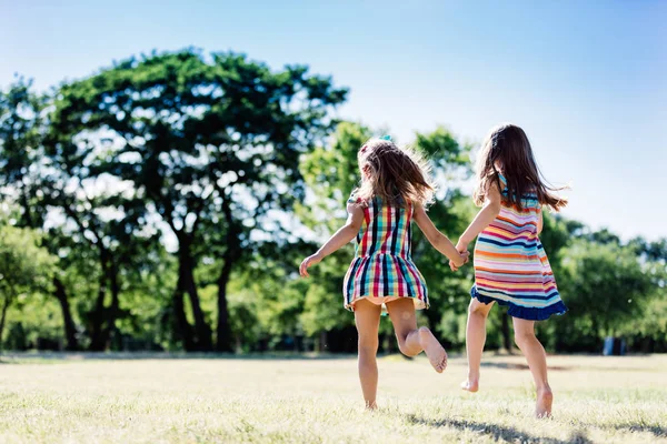 Duas Meninas Felizes Vestidos Coloridos Correndo Parque — Fotografia de Stock