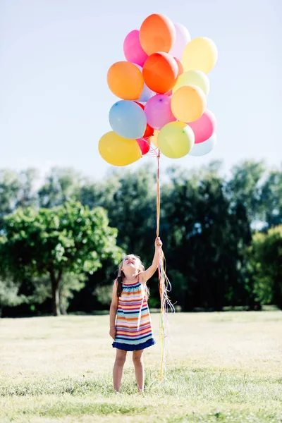 Ragazzina Felice Guardando Mazzo Palloncini — Foto Stock