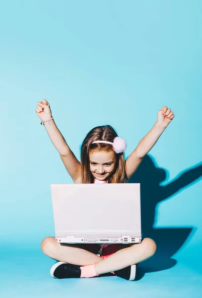 Ekrana Bakarak Küçük Kız Dizlerinin Üstünde Laptop Ile Oturuyor Eğlence — Stok fotoğraf