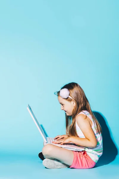 Ekrana Bakarak Küçük Kız Dizlerinin Üstünde Laptop Ile Oturuyor Eğlence — Stok fotoğraf