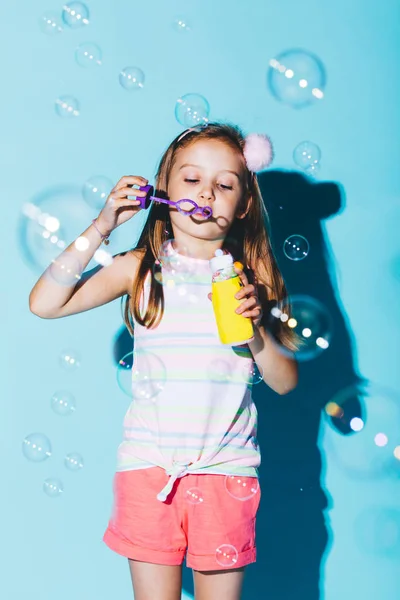 Menina Soprando Bolhas Sabão Fundo Azul Divertimento Infantil — Fotografia de Stock