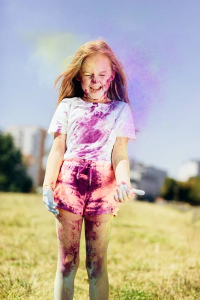 Kleines Glückliches Mädchen Das Park Mit Buntem Holi Puder Spielt — Stockfoto
