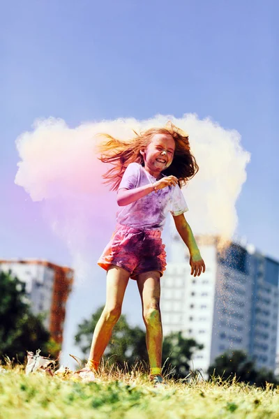 Μικρό Ευτυχισμένο Κορίτσι Παίζει Πολύχρωμο Holi Σκόνη Στο Πάρκο Βρώμικο — Φωτογραφία Αρχείου