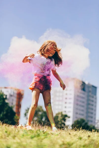 Petite Fille Heureuse Jouant Avec Poudre Holi Colorée Dans Parc — Photo