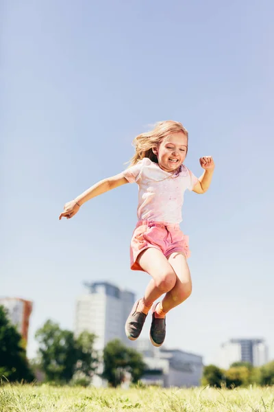 Menina Feliz Saltando Alto Prado Verão Cidade Infância — Fotografia de Stock