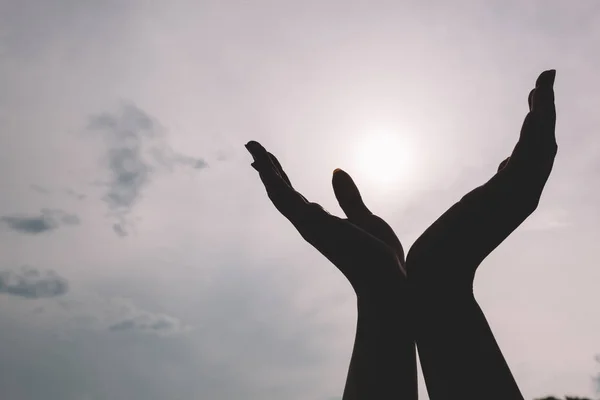 Mãos Erguidas Alcançar Céu Conceito Espiritualidade Bem Estar Energia Positiva — Fotografia de Stock