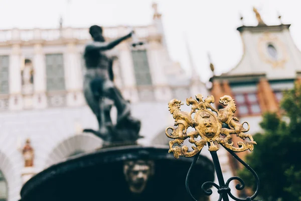 黄金都市グダニスクとぼやけネプチューン像の紋章ポーランド 古い記念碑 — ストック写真