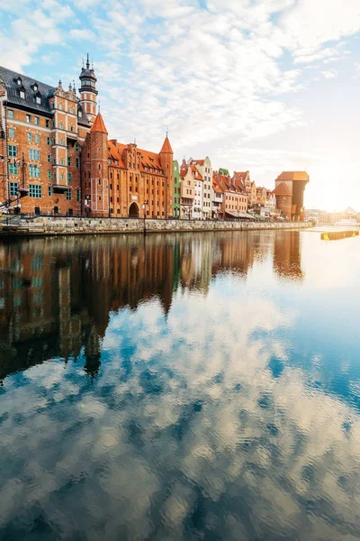 Bangunan Tua Kota Tua Gdansk Dan Sungai Motlawa Yang Reflektif — Stok Foto