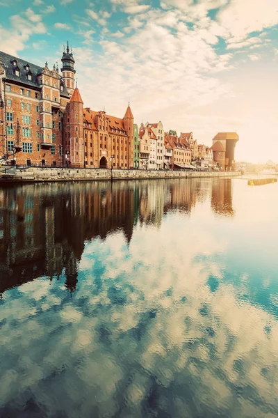 Stare Budynki Stare Miasto Gdańsk Odblaskowe Motławą Polska Turystyka — Zdjęcie stockowe