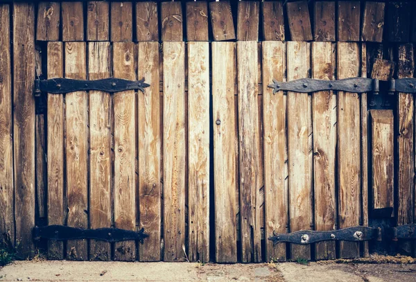 老式的旧木木板制成的老式的垃圾门 — 图库照片