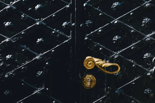 Фрагмент Залізних Старовинних Дверей Золотим Ручкою Дверей — стокове фото