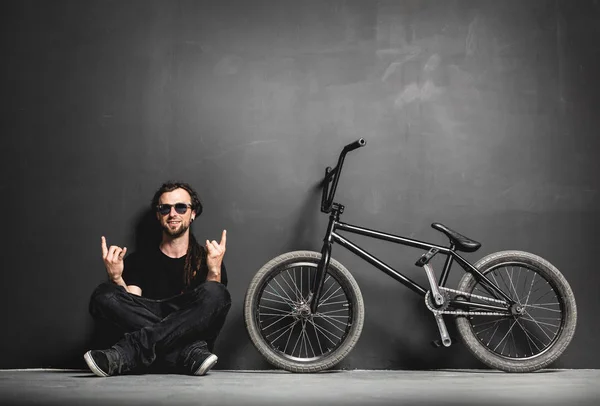 男子与辫子坐在车旁的自行车 — 图库照片
