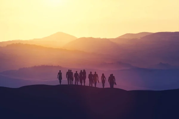 Gruppe Von Geschäftsleuten Die Während Des Sonnenuntergangs Auf Einem Hügel — Stockfoto