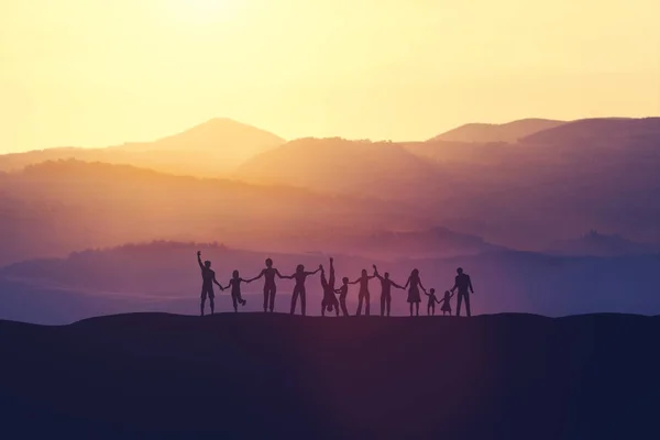 一群快乐的人牵着手 站在山上 团结与社区理念 — 图库照片