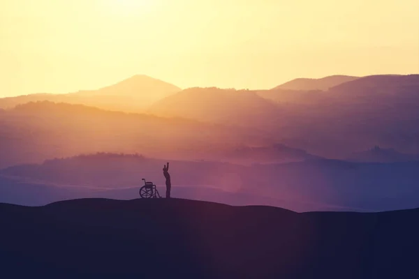 Szczęśliwy Człowiek Wstawanie Wózka Inwalidzkiego Wzgórzu Podczas Zachodu Słońca Pokonywanie — Zdjęcie stockowe