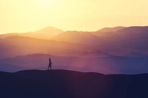 Tepede Günbatımı Sırasında Yürüyen Tek Kadın Romantik Doğal Görünümü — Stok fotoğraf