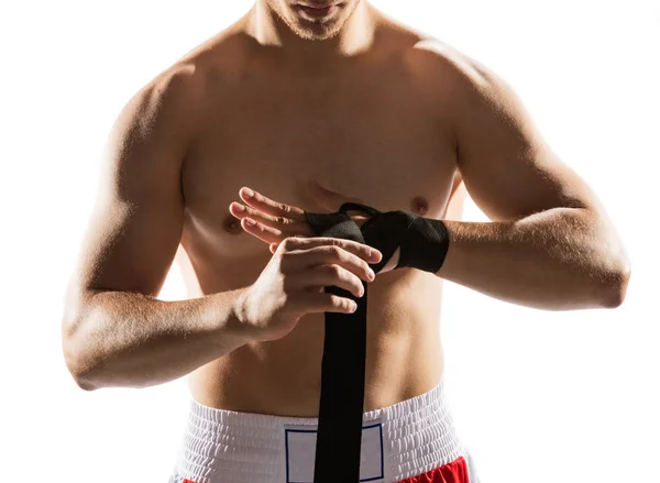 Boxer Embrulhando Mãos Com Bandagem Close Preparação Boxe Luta Contra — Fotografia de Stock