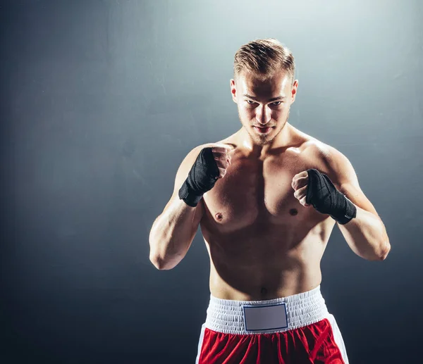 Boxer Permanent Strijd Tegen Positie Donkere Achtergrond — Stockfoto