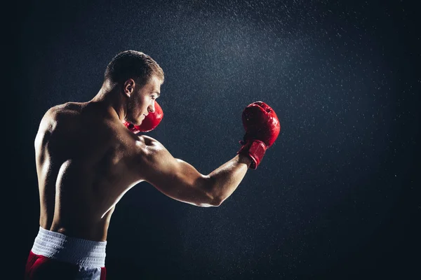 Muž Červenými Rukavice Dešti Profesionální Bojovník Boxer — Stock fotografie
