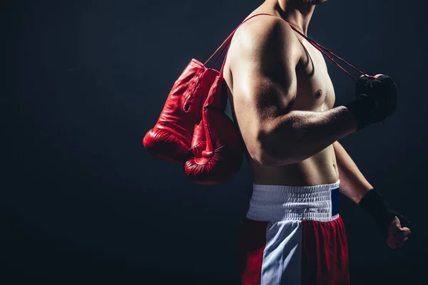 ボクサーに掛かっている赤い手袋がバックアップします プロのスポーツ装置 ボクシング — ストック写真