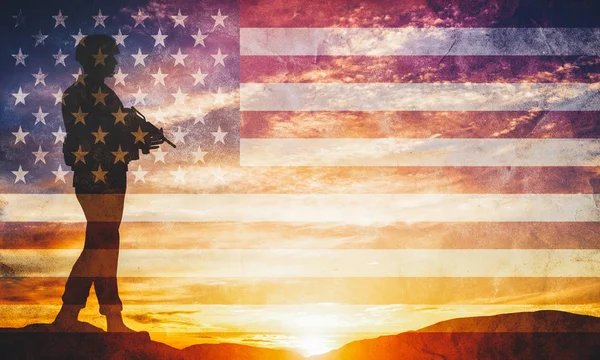手持步枪的武装士兵站在地平线上看着 美国国旗 剪影在日落 — 图库照片