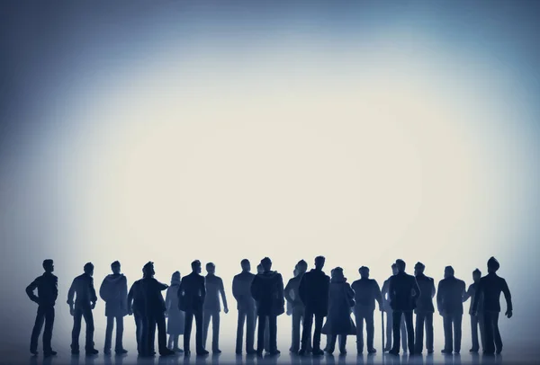 Grupo Personas Figurillas Caminando Hacia Luz Blanca —  Fotos de Stock