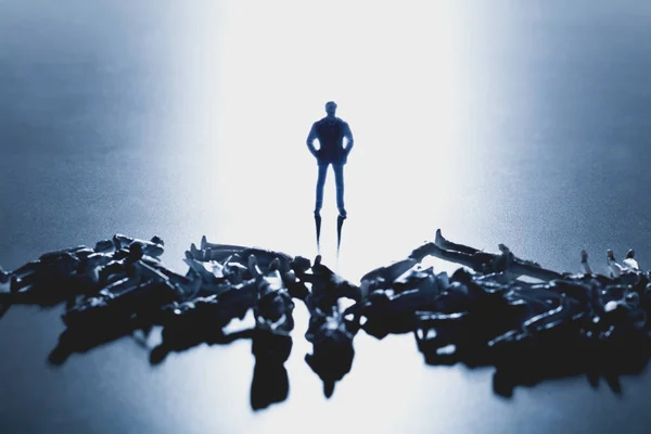 Фигурки Композиция Стоящего Человека Людей Лежащих Поблизости — стоковое фото
