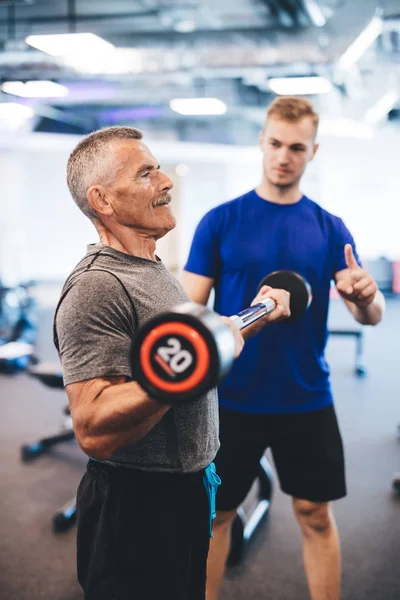 Senior Mann Und Personal Trainer Fitnessstudio Körpertraining Innenräumen Fitter Lebensstil — Stockfoto