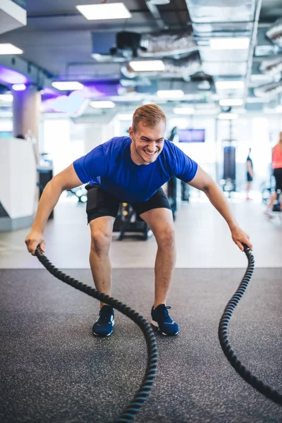 Mladý Muž Cvičení Lana Tělocvičně Zdravé Sportovní Životní Styl — Stock fotografie