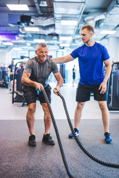 与健身房教练一起在健身房锻炼的老人 个人培训 健康的生活方式 — 图库照片