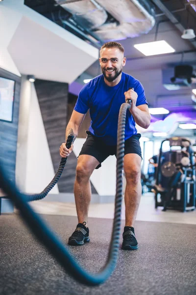 Férfi Gyakorló Kötelek Edzőteremben Sportos Életmód Fizikai Erő — Stock Fotó