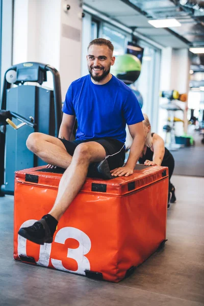 Glücklicher Mann Der Auf Einem Gewicht Sitzt Das Von Einer — Stockfoto