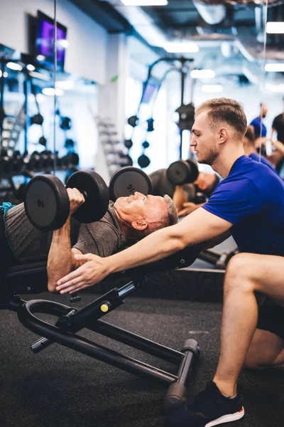 Jonge Man Helpen Senior Man Sportschool Persoonlijke Trainer Pensioen Activiteiten — Stockfoto