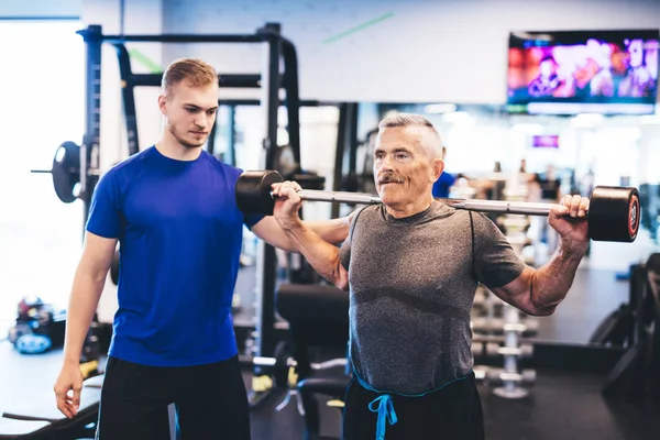 Älterer Mann Und Personal Trainer Fitnessstudio Gewichte Heben Indoor Training — Stockfoto