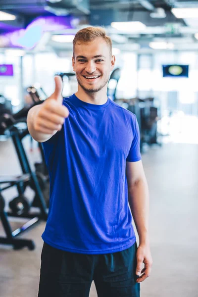 Glücklicher Mann Der Der Turnhalle Steht Und Den Daumen Nach — Stockfoto