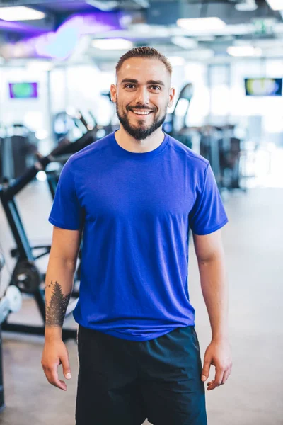 Glücklicher Mann Der Einer Turnhalle Steht Fitter Lebensstil Aktive Menschen — Stockfoto