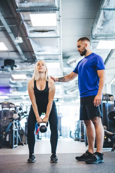 Frau Trainiert Mit Personal Trainer Einem Fitnessstudio Fitnesslehrer — Stockfoto